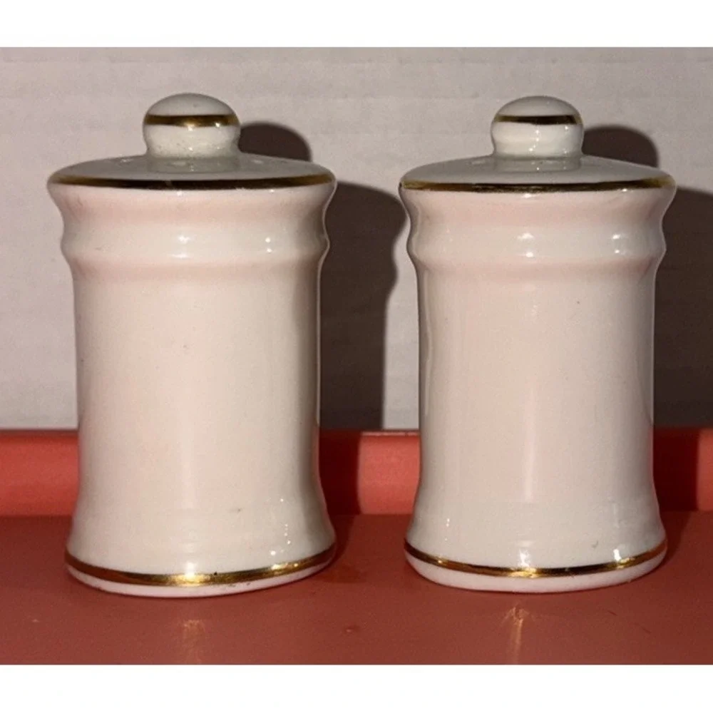 Vintage DISNEY WORLD WALT DISNEY Ceramic Salt Pepper Shakers Set Japan S & P